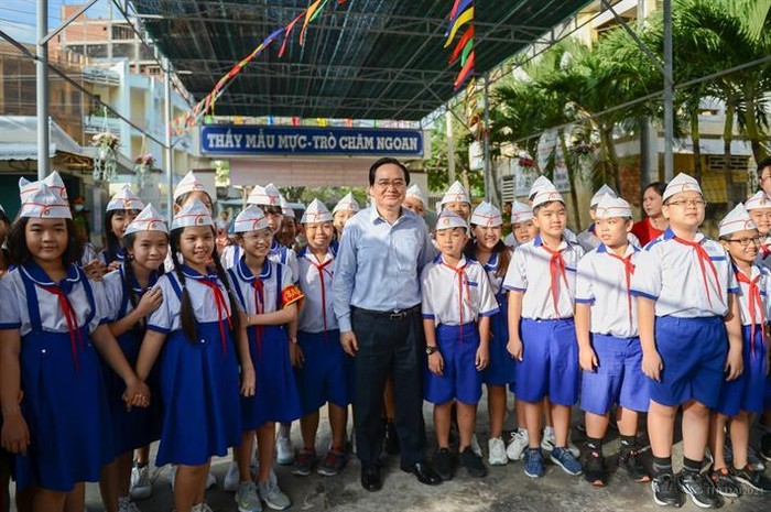 Bộ trưởng Phùng Xuân Nhạ thăm hỏi các em học sinh Trường Tiểu học Phùng Ngọc Liêm