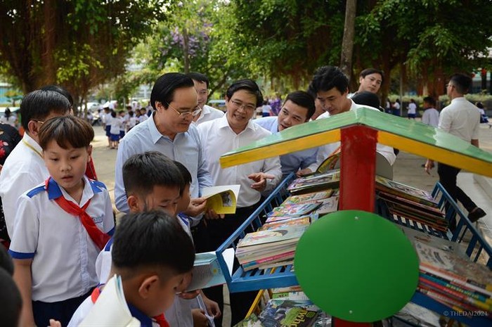Bộ trưởng Phùng Xuân Nhạ thăm Trường Tiểu học Lê Văn Tám, thành phố Trà Vinh
