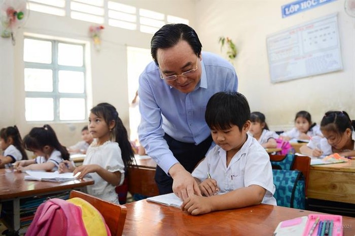 Bộ trưởng Phùng Xuân Nhạ kiểm tra việc đọc chữ của học sinh lớp 1, Trường Tiểu học Thị trấn Đại Ngãi, huyện Long Phú, tỉnh Sóc Trăng
