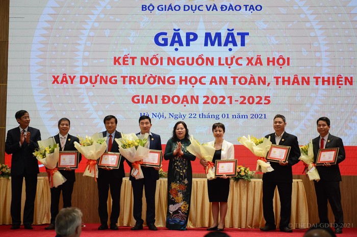Thứ trưởng Ngô Thị Minh tặng kỉ niệm chương cho các tổ chức, cá nhân đã đồng hành cùng ngành (ảnh: Thế Đại)