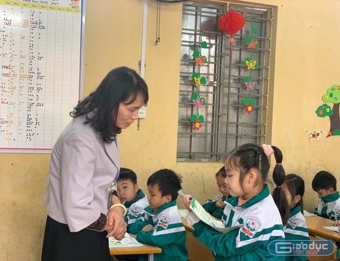 Lớp 1 do cô Phan Thị Hải Yến – Trường Tiểu học Dân Tiến, Khoái Châu, Hưng Yên làm chủ nhiệm (ảnh: Thùy Linh)
