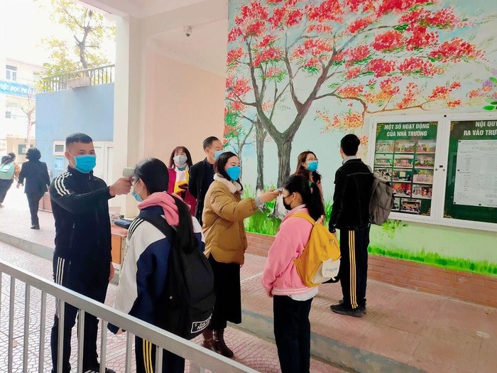 Trường Trung học cơ sở Ba Đình tổ chức phân làn, kiểm tra thân nhiệt học sinh, giáo viên từ cổng trường (ảnh: NTCC)