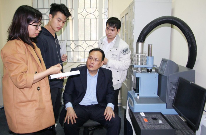 Giáo sư, Tiến sĩ khoa học Nguyễn Đình Đức (ngồi ngoài cùng bên phải ảnh) làm trưởng nhóm nghiên cứu mạnh cấp Đại học Quốc gia Hà Nội Vật liệu và kết cấu tiên tiến (ảnh: UET)