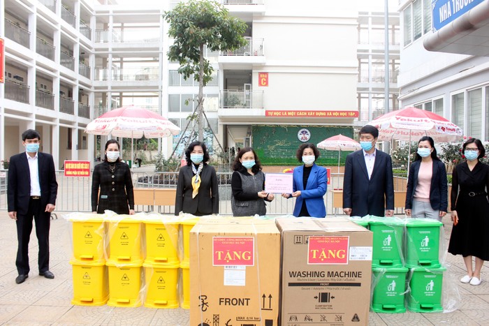 Đoàn công tác Sở Giáo dục và Đào tạo Hà Nội trao tặng nhà trường 2 chiếc máy giặt và 20 thùng đựng rác thải y tế (Ảnh: Sở Giáo dục và Đào tạo Hà Nội)