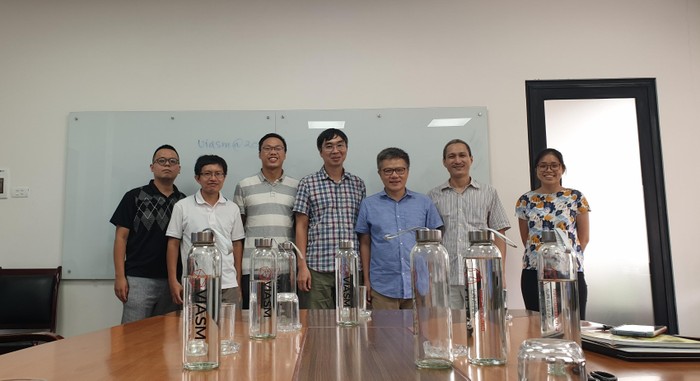 Tiến sĩ Phạm Hiệp (ngoài cùng bên trái) tham gia nhóm nghiên cứu về cơ sở dữ liệu ngành toán Việt Nam do Giáo sư Ngô Bảo Châu và Tiến sĩ Vương Quân Hoàng chủ trì (ảnh: NVCC)