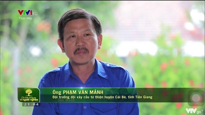 Ông Phạm Văn Mảnh (hay còn gọi là Sáu Mảnh) - đội trưởng đội xây cầu từ thiện (ảnh cắt từ VTV)