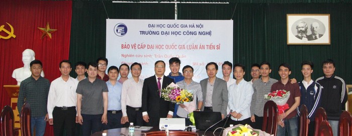 Trong ảnh là Giáo sư Nguyễn Đình Đức (áo vest đen) và nhóm nghiên cứu trong lễ bảo vệ tiến sĩ của Trần Quốc Quân - người được Fobers Việt Nam vinh danh năm 2020 (ảnh: Giáo sư Đức cung cấp)