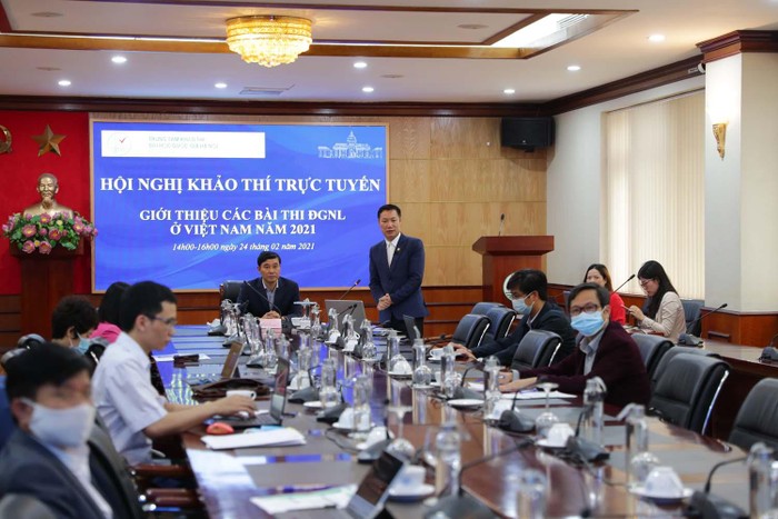 Ông Nguyễn Tiến Thảo (người đứng), Giám đốc Trung tâm Khảo thí Đại học Quốc gia Hà Nội, giới thiệu về bài thi đánh giá năng lực dành cho học sinh trung học phổ thông năm 2021 (ảnh:VNU)