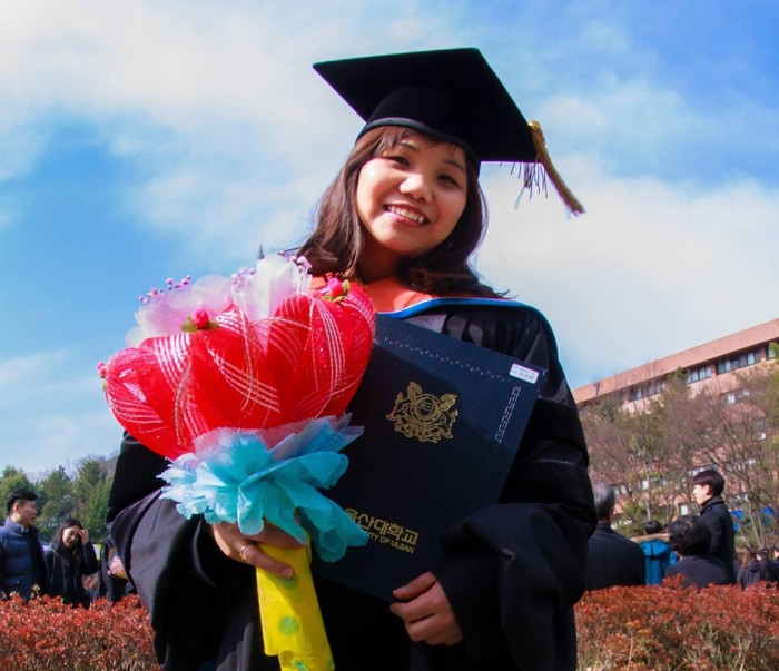 Cô Đinh Thị Hinh trong ngày nhận bằng tiến sĩ (ảnh: NVCC)