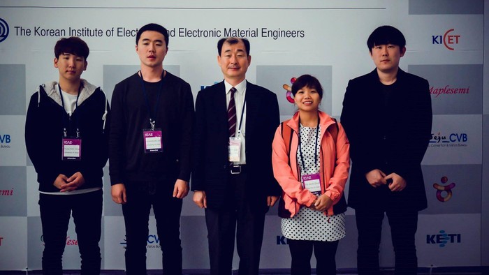 Tiến sĩ Đinh Thị Hinh chụp hình cùng giáo sư và đồng nghiệp ở Hàn Quốc (ảnh: NVCC)