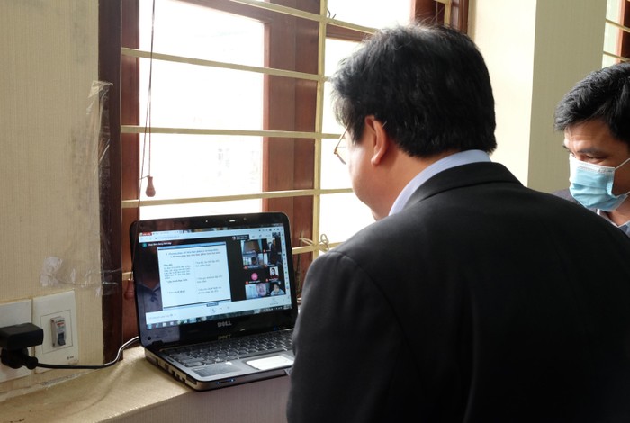 Thứ trưởng Nguyễn Hữu Độ dự lớp học trực tuyến của học sinh trường Trung học cơ sở Chu Văn An, Thành phốThái Nguyên (ảnh: Bộ Giáo dục và Đào tạo)