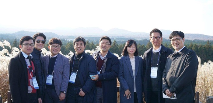 Tiến sĩ Luân (ngoài cùng bên trái) tham gia hội nghị khoa học cùng các nhà khoa học Hàn Quốc (ảnh: NVCC)