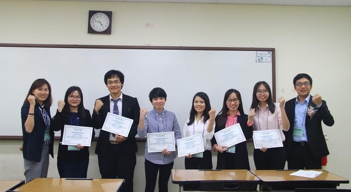 Tiến sĩ Chử Lương Luân (ngoài cùng bên phải) tham gia trong hội đồng khoa học của Hội nghị khoa học Sinh viên Việt Nam tại Hàn Quốc (ảnh: NVCC)