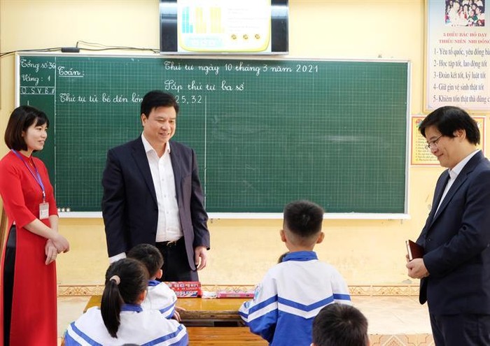 Thứ trưởng Nguyễn Hữu Độ kiểm tra triển khai chương trình giáo dục phổ thông mới tại tỉnh Tuyên Quang (ảnh: Bộ Giáo dục và Đào tạo)