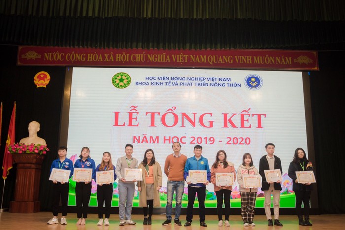Hồng Anh (thứ 4, từ trái qua phải) nhận giấy khen của Khoa Kinh tế và phát triển nông thôn “Đã có thành tích tốt trong học tập và công tác năm học 2019-2020”. (ảnh: NVCC)