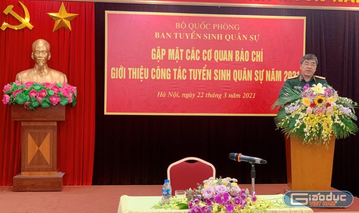 Trung tướng Trần Hữu Phúc – Cục trưởng Cục Nhà trường, Phó trưởng ban Tuyển sinh quân sự Bộ Quốc phòng chủ trì cuộc gặp mặt (ảnh: Thùy Linh)