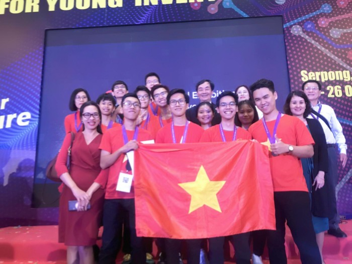Dự án của Hoàn (ngoài cùng bên phải, hàng đầu tiên) được chọn là 1 trong 6 đề tài đại diện Việt Nam dự Triển lãm Sáng tạo trẻ quốc tế tổ chức tại Indonesia và đạt Huy chương Đồng (ảnh:NVCC)