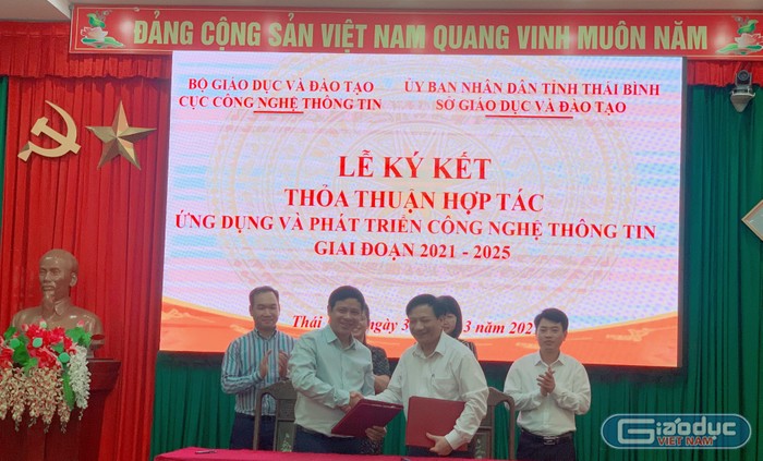 Ngày 31/3/2021, Cục Công nghệ thông tin – Bộ Giáo dục và Đào tạo do Cục trưởng Nguyễn Sơn Hải (bên trái) đại diện đã ký thỏa thuận hợp tác với Sở Giáo dục và Đào tạo Thái Bình (ảnh: T.L)