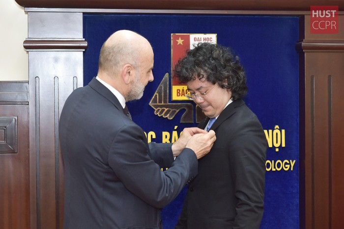 Đại sứ Italia trao tặng huân chương cho Phó giáo sư Tạ Hải Tùng ngày 14/4. Ảnh: Duy Thành