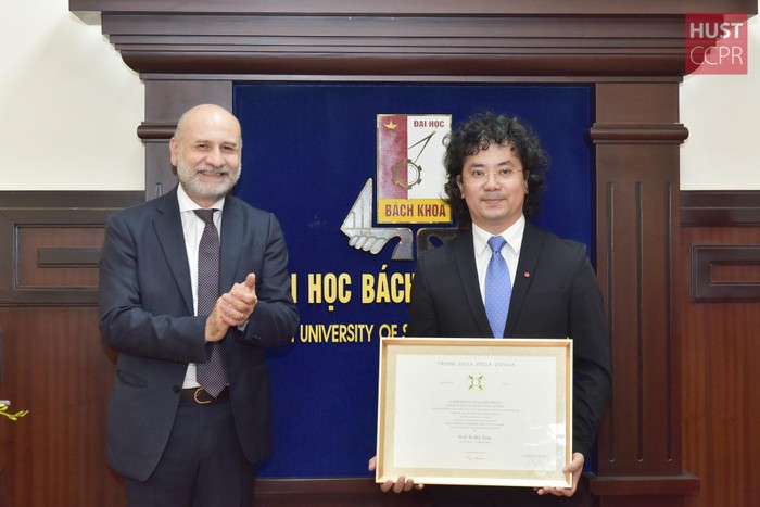 Phó giáo sư Tạ Hải Tùng được trao Huân chương Công trạng Italia tước hiệu Hiệp sỹ (ảnh: Duy Thành)