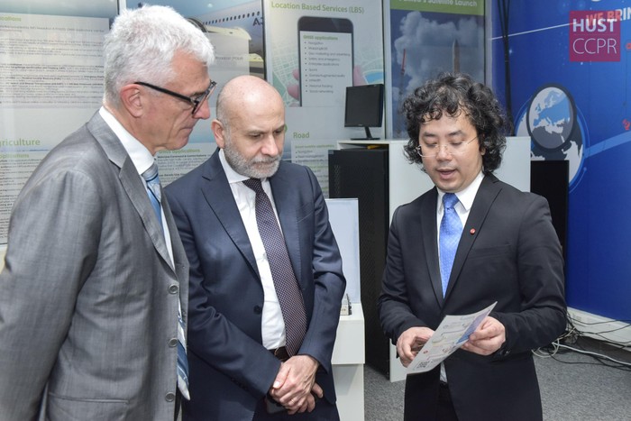 Phó giáo sư Tạ Hải Tùng giới thiệu về các dự án của NAVIS với Đại sứ Italia ngày 14/4. Ảnh: Duy Thành.
