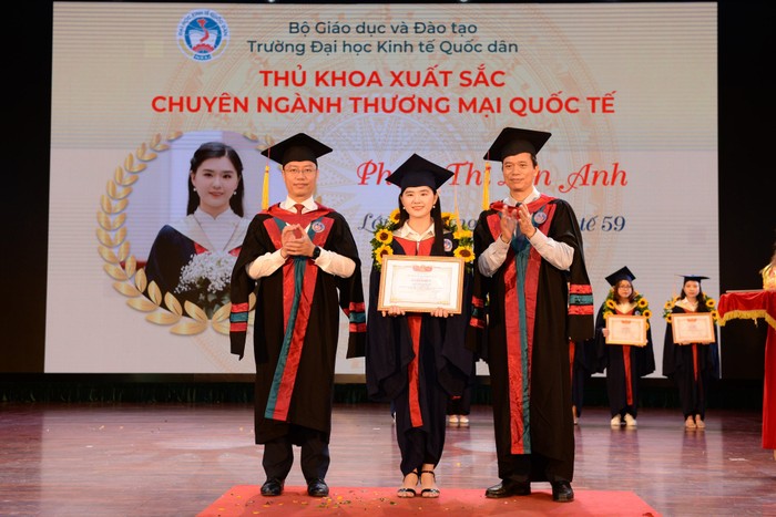 Phạm Thị Lan Anh đạt danh hiệu thủ khoa ngành Thương mại quốc tế, Trường Đại học Kinh tế quốc dân (ảnh: NVCC)