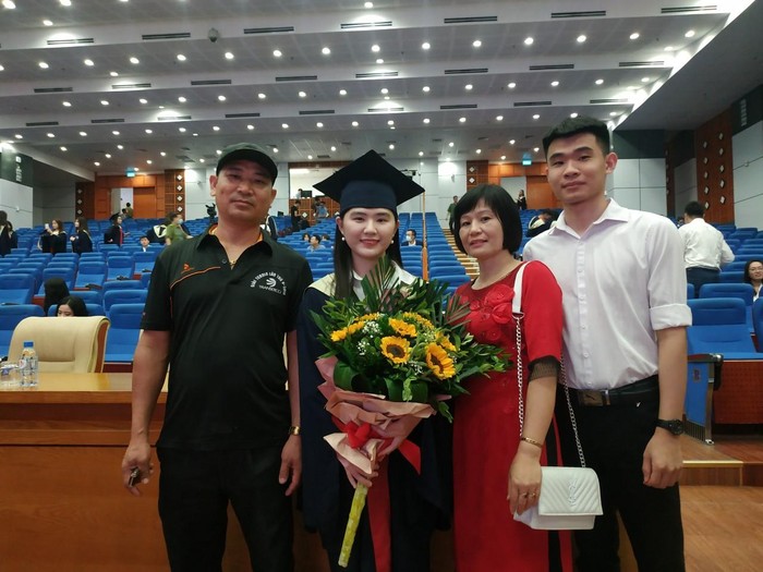 Phạm Thị Lan Anh và gia đình trong buổi lễ nhận bằng tốt nghiệp (ảnh: NVCC)