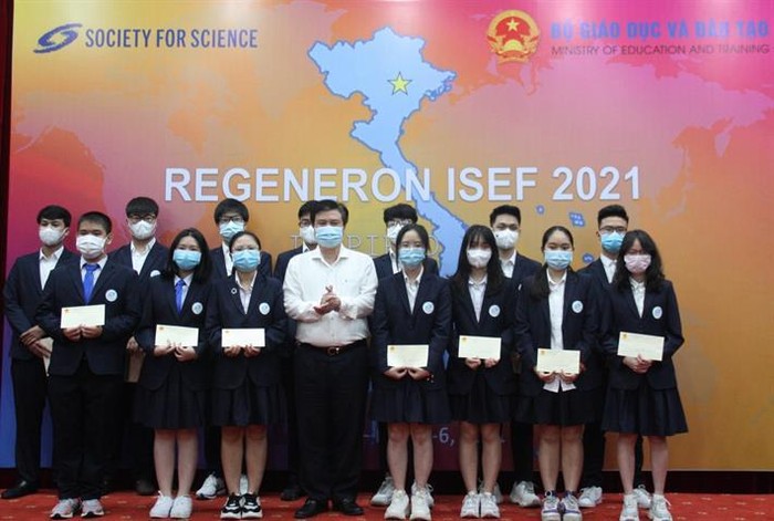 Thứ trưởng Nguyễn Hữu Độ tặng quà các học sinh Việt Nam dự thi ISEF năm 2021 (ảnh: Bộ Giáo dục và Đào tạo)