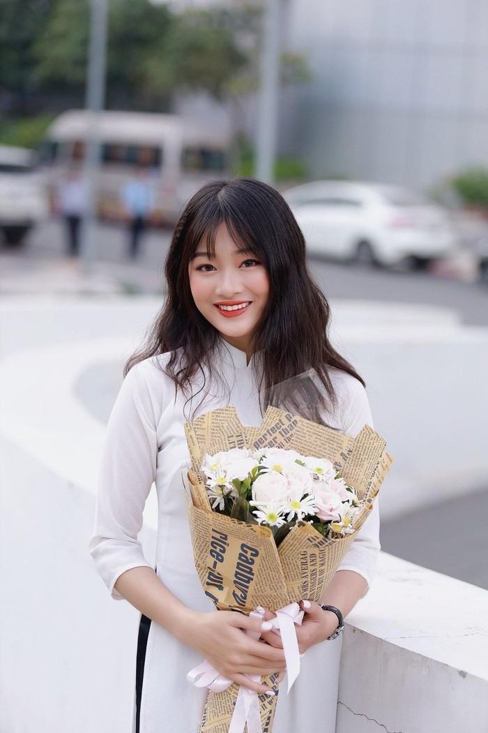Với điểm tốt nghiệp 3,65/4, Lương Thị Ngọc Ánh (sinh năm 1999) trở thành thủ khoa Khoa quản trị khách sạn của trường Đại học Kinh tế quốc dân năm 2021. (Ảnh: NVCC)