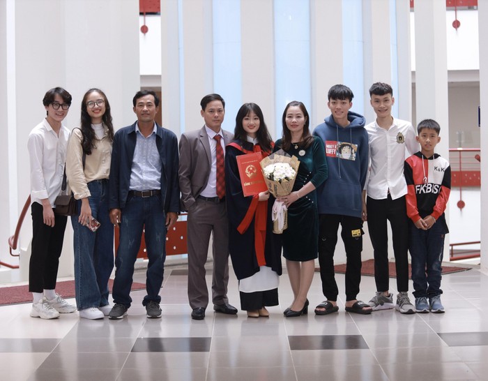 Gia đình lên chúc mừng Ánh trong buổi lễ nhận bằng tốt nghiệp của trường Đại học Kinh tế quốc dân (ảnh: NVCC)