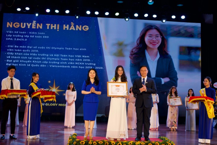 Năm 2020, Nguyễn Thị Hằng lọt TOP 10 Sinh viên tiêu biểu Trường Đại học Kinh tế Quốc dân 2020 (ảnh: NVCC)
