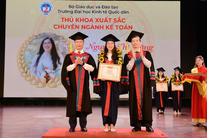 Nguyễn Thị Hằng (sinh năm 1999, Hà Nội) trở thành thủ khoa đầu ra Khoa kế toán của trường Đại học Kinh tế quốc dân năm 2021.(ảnh: NVCC)