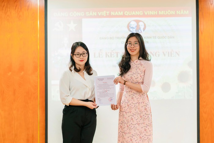 Bằng sự cố gắng, nỗ lực, Nguyễn Thị Hằng trở thành Đảng viên Chi bộ Sinh viên 1 – Đại học Kinh tế Quốc dân năm 4 đại học (ảnh: NVCC)