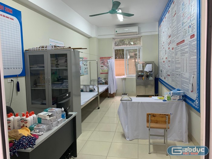 Phòng y tế của điểm thi chuẩn bị đầy đủ các trang thiết bị theo yêu cầu của Bộ Y tế và Sở Y tế Hà Nội (ảnh: Thùy Linh)