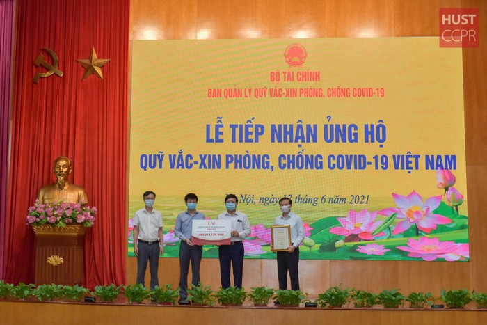 Trường Đại học Bách khoa Hà Nội đã trao 602.213.125 đồng tới Ban Quản lý Quỹ Vắc-xin phòng, chống Covid-19, ủng hộ Chính phủ trong công tác phòng, chống dịch Covid-19. (ảnh: NTCC)