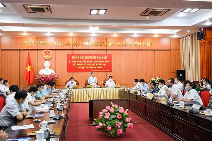 Bộ trưởng Nguyễn Kim Sơn làm việc với lãnh đạo tỉnh Hà Giang về tình hình giáo dục của địa phương và chuẩn bị tổ chức Kỳ thi tốt nghiệp trung học phổ thông 2021 (ảnh: Bộ Giáo dục và Đào tạo)