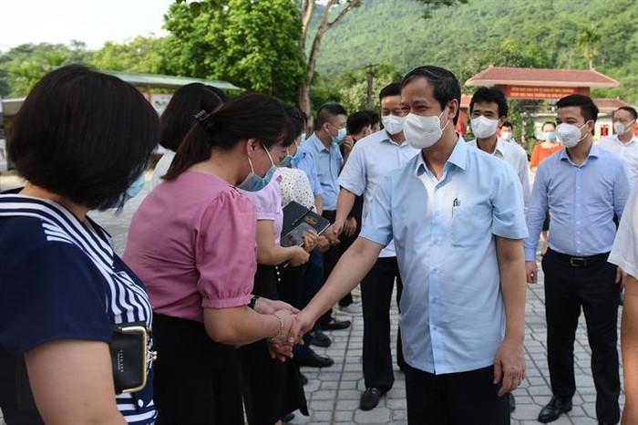 Bộ trưởng dành sự quan tâm, lắng nghe đội ngũ giáo viên, cán bộ quản lý giáo dục tỉnh Hà Giang (ảnh: Bộ Giáo dục và Đào tạo)