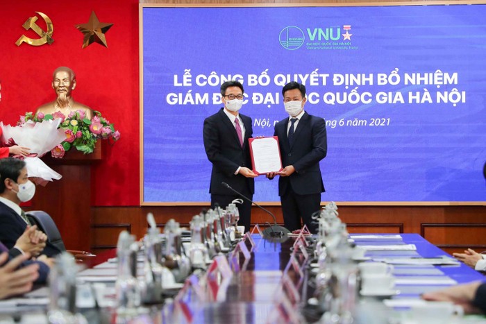 Phó Thủ tướng Vũ Đức Đam trao quyết định bổ nhiệm tân Giám đốc Đại học Quốc gia Hà Nội cho Giáo sư Lê Quân (ảnh: VNU)