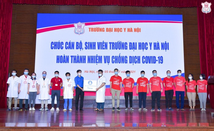 Đại diện Trung ương Đoàn Thanh niên cộng sản Hồ Chí Minh tặng quà các tình nguyện viên lên đường vào Bình Dương chống dịch (ảnh: Trường Đại học Y Hà Nội)