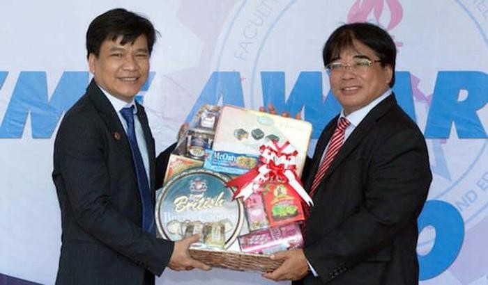 Phó Giáo sư Nguyễn Trường Thịnh (trái) được đề nghị công nhận hiệu trưởng nhà trường (ảnh: L.Tiên)