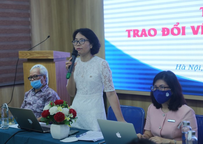 Bà Vũ Thị Hải Yến - Phó Vụ trưởng Vụ Hành chính – Sự nghiệp (Bộ Tài chính) trình bày cũng như lắng nghe các ý kiến băn khoăn của các cơ sở giáo dục đào tạo để có giải đáp.