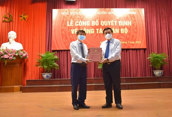 Phó giáo sư Phạm Minh Sơn (bên trái) vừa được bổ nhiệm vào vị trí Giám đốc Học viện Báo chí và Tuyên truyền (ảnh: Học viện Báo chí và Tuyên truyền)