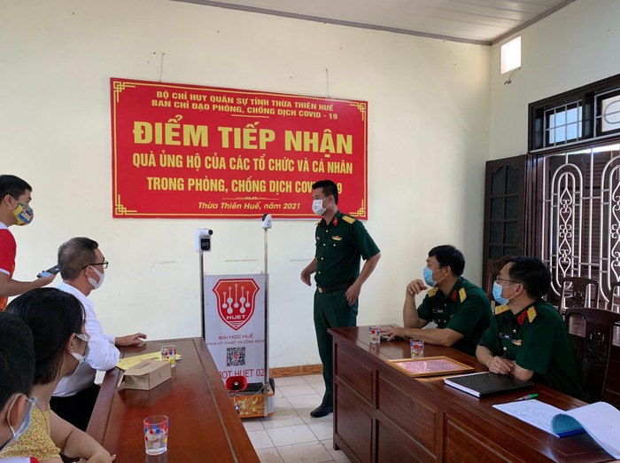 Đại học Huế bàn giao ROBOT HUET 02 cho Bộ Chỉ huy Quân sự tỉnh Thừa Thiên - Huế để hỗ trợ công tác phòng chống dịch COVID-19 ở khu vực có nguy cơ lây nhiễm cao. (ảnh: NTCC)