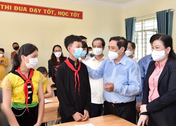 Thủ tướng trò chuyện cùng các em học sinh Trường Phổ thông Dân tộc nội trú Trung học cơ sở Định Hóa, Thái Nguyên. Ảnh: VGP