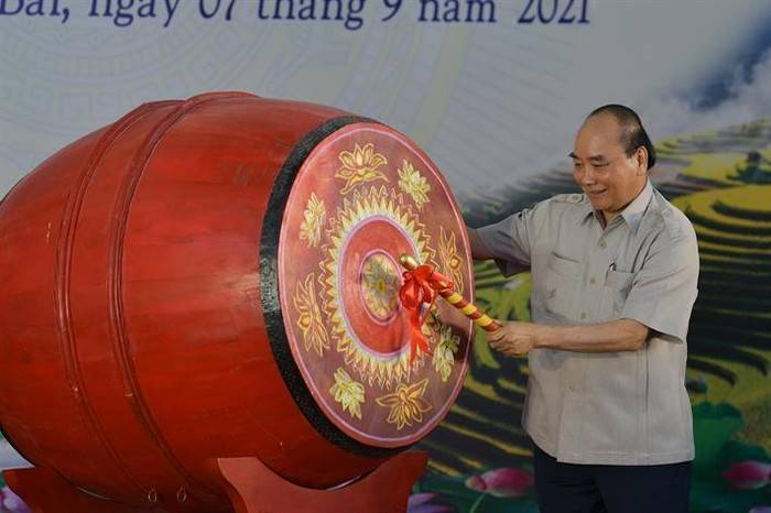 Chủ tịch nước Nguyễn Xuân Phúc đánh trống khai giảng năm học mới (ảnh: Bộ Giáo dục và Đào tạo)