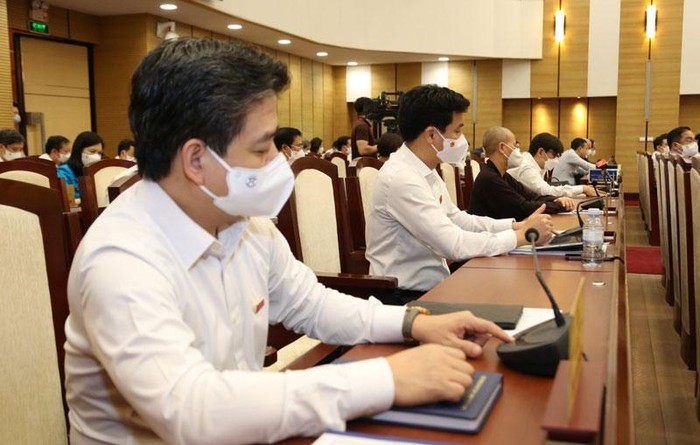 Các đại biểu Hội đồng nhân dân thành phố Hà Nội biểu quyết thông qua các nghị quyết tại kỳ họp.
