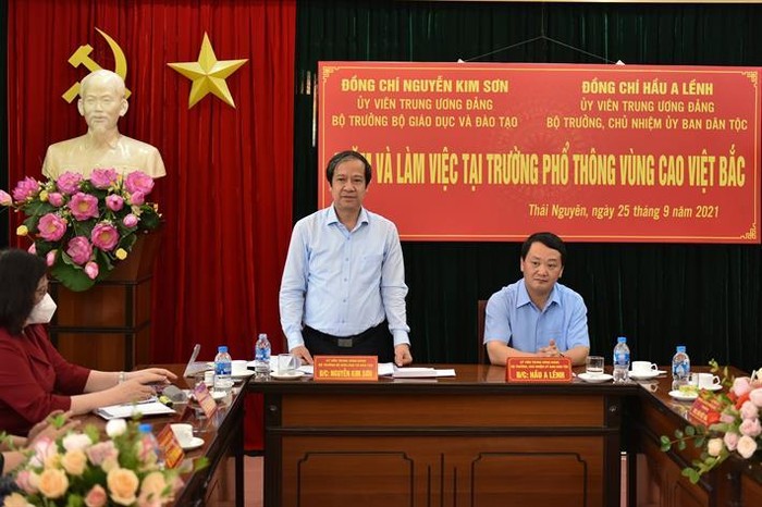 Bộ trưởng Nguyễn Kim Sơn phát biểu trong cuộc làm việc với cán bộ, giáo viên Trường Phổ thông Vùng cao Việt Bắc (ảnh: Bộ Giáo dục và Đào tạo)