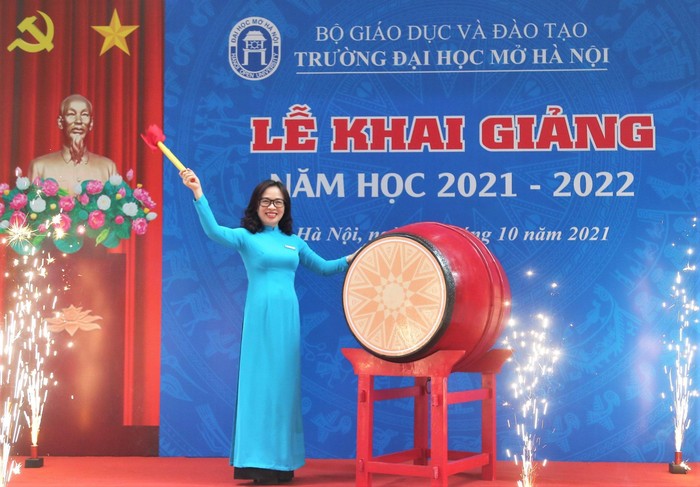 Hiệu trưởng Nguyễn Thị Nhung đánh trống khai giảng năm học mới