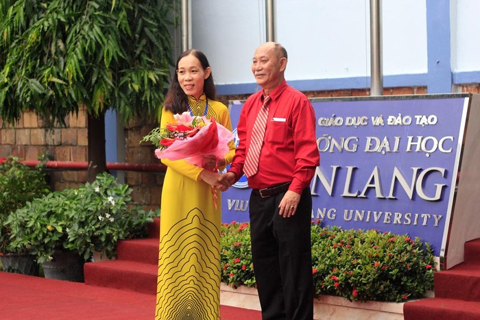Năm 2016, nhà giáo Bùi Quang Độ chúc mừng nữ Hiệu trưởng đầu tiên của Trường Đại học Văn Lang - Phó giáo sư Trần Thị Mỹ Diệu (ảnh: vanlanguni.edu.vn)