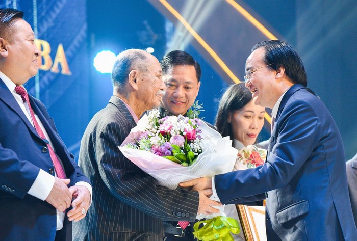 Nhà giáo Bùi Quang Độ nhận Bằng khen của Ủy ban nhân dân Thành phố Hồ Chí Minh tại Lễ kỷ niệm 25 năm thành lập Trường Đại học Văn Lang, tháng 11/2020 (ảnh: vanlanguni.edu.vn)
